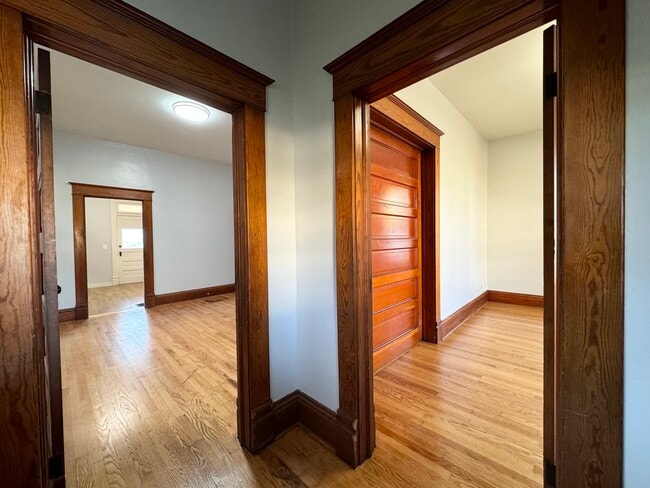 Photo - 617 Splitlog Ave