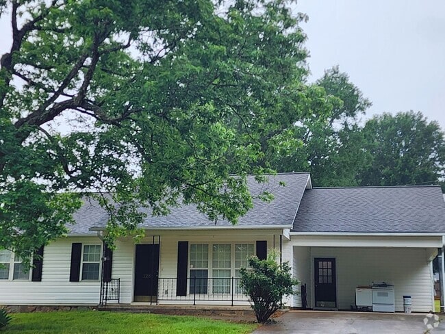 Building Photo - Ranch Home w/Large Yard
