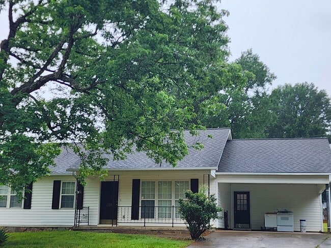 Ranch Home w/Large Yard - Ranch Home w/Large Yard