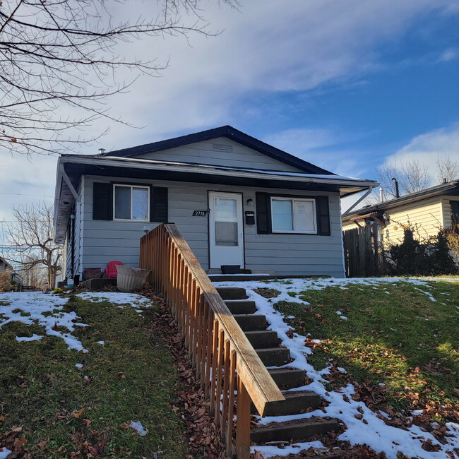 Building Photo - 4 Bedroom House!