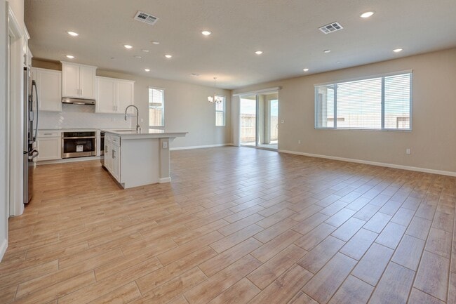 Photo - 857 Halford Ln