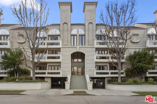 Luxury Condo South of the Bouelvard - 4415 Saugus Ave Unit 103