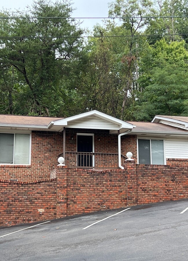 Building Photo - 800 Lullwater Rd Unit 818