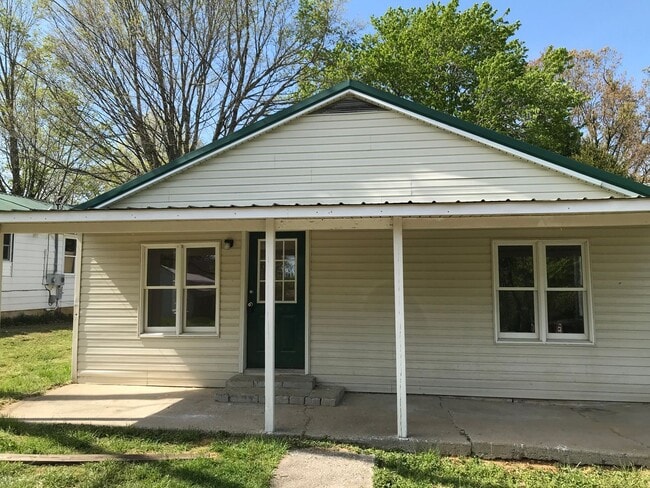 Building Photo - Charming  3 Bed, 2 Bath  House Located in Radcliff