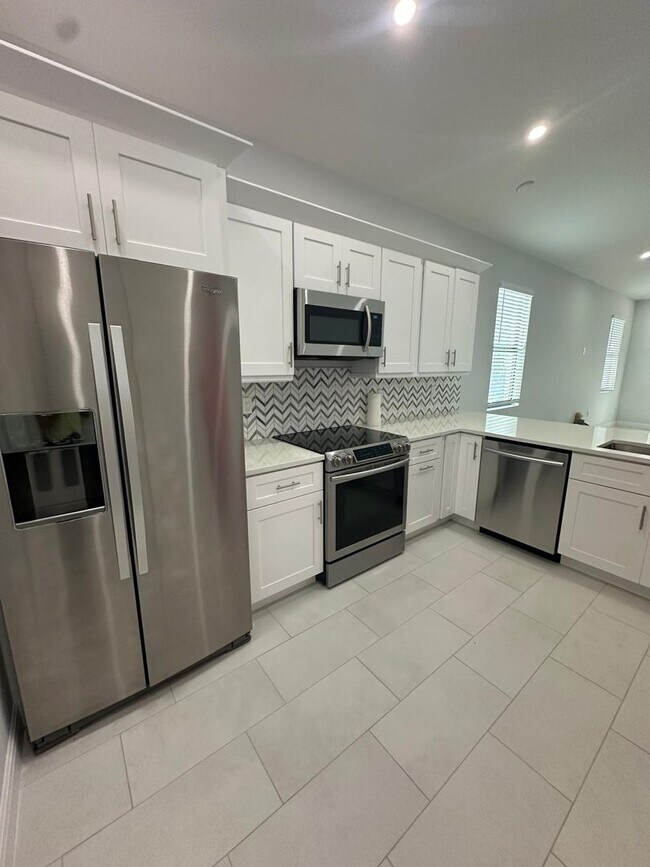 Photo - Single Family Home in San Carlos - STUDENTS WELCOME