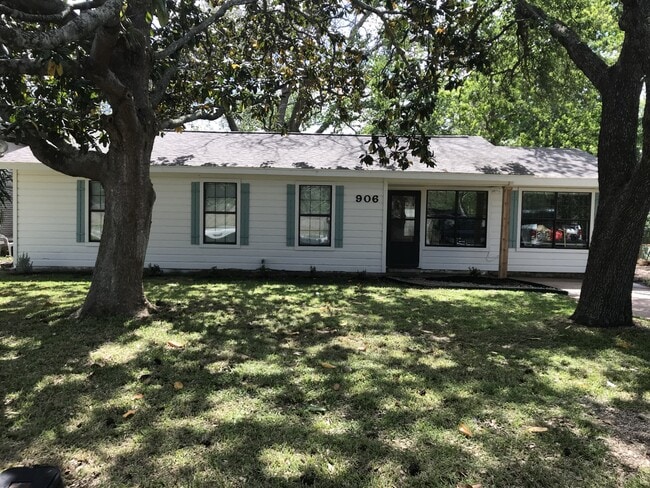 Photo - 906 Old Angleton Rd