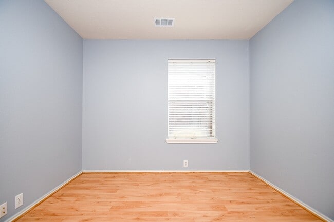 Building Photo - 6003 Baldwin Elm St