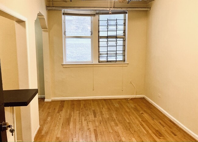 Building Photo - 633 W Deming Pl