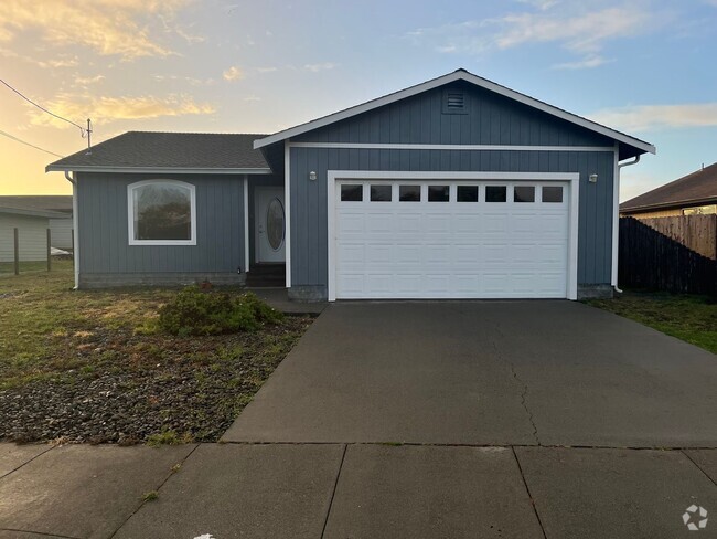 Building Photo - McKinleyville 3 Bed, 2 Bath home with 2 ca...