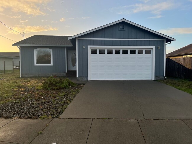 McKinleyville 3 Bed, 2 Bath home with 2 ca... - McKinleyville 3 Bed, 2 Bath home with 2 ca...