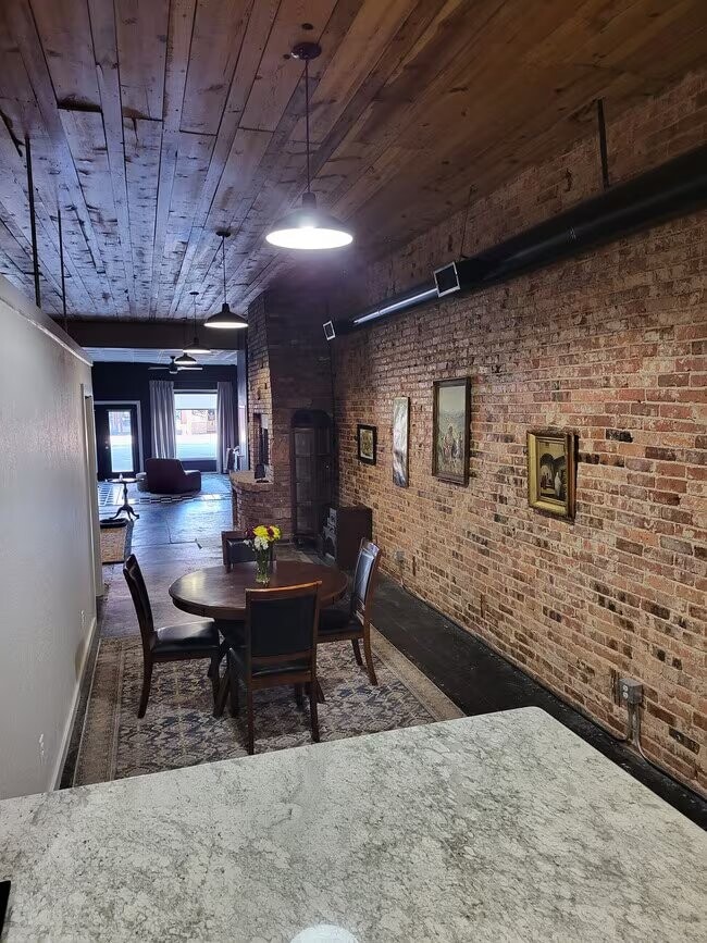 Photo - 827 W Main St