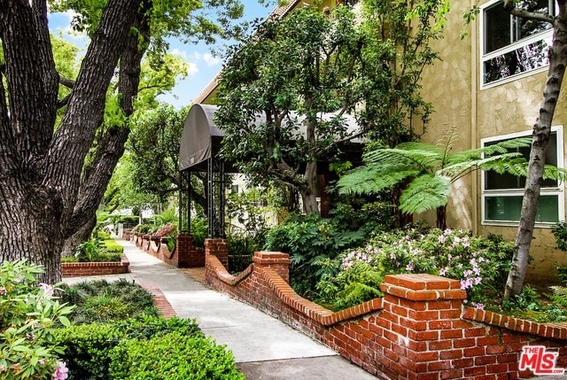 Great well maintained lush grounds - 1203 N Sweetzer Ave Unit 106