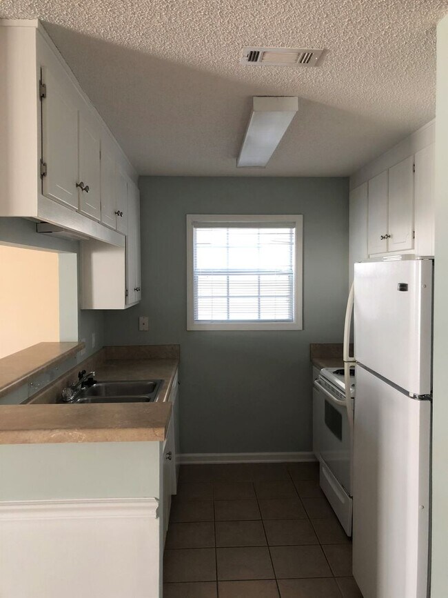 WAKEFIELD SUBDIVISION Double Garage! Ne... Townhome Townhome Rental