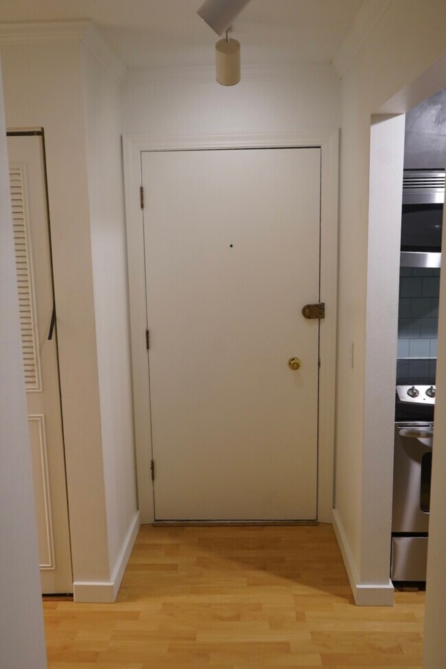 Photo - 2550 Thorndyke Ave W Unidad 305