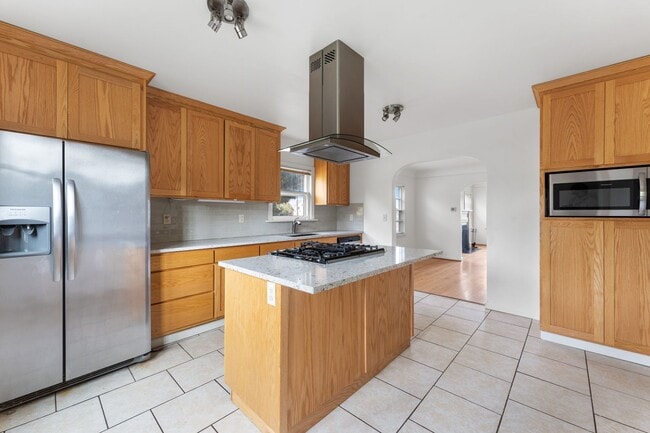 Photo - Spacious 6 Bed 2 Bath Home- N Portland Charmer!