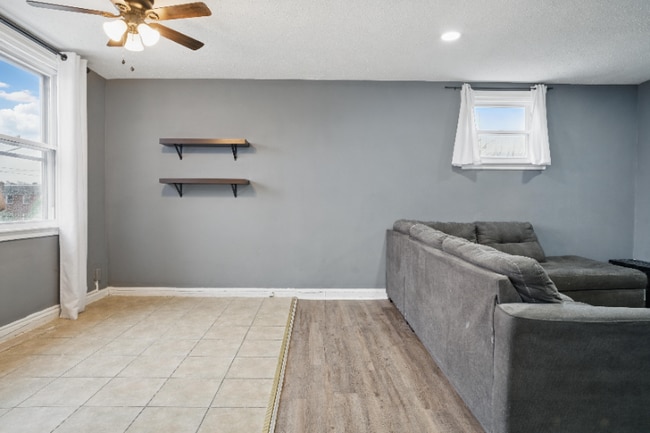 Photo - 1452 Hellerman St