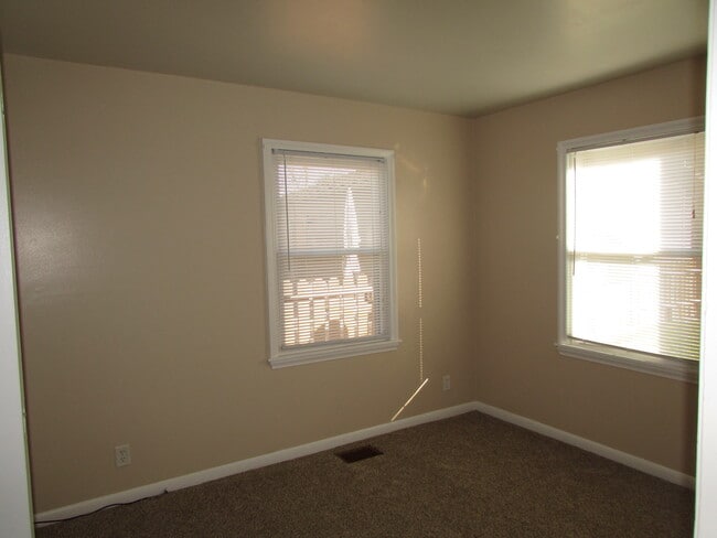 Photo - 2 BEDROOM | 1 BATH | SINGLE GARAGE | ROBBINSDALE | 12 MONTH LEASE