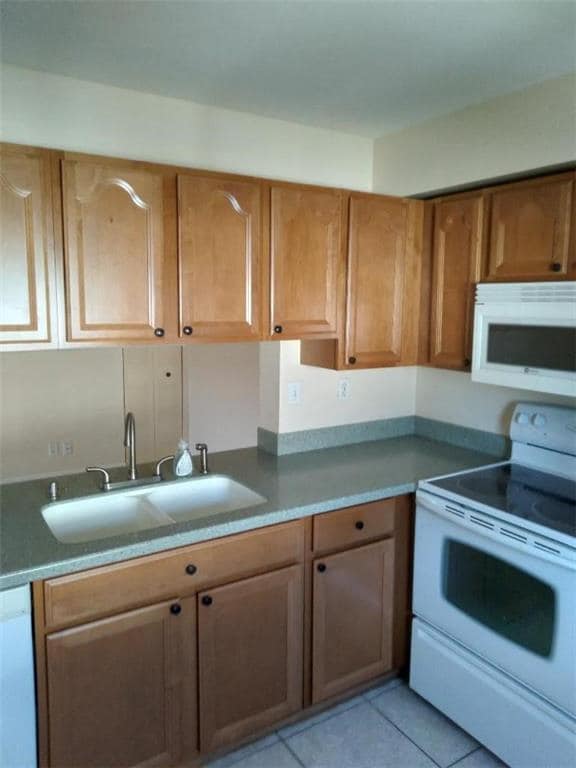 Building Photo - 115 Gardens Dr Unit 202