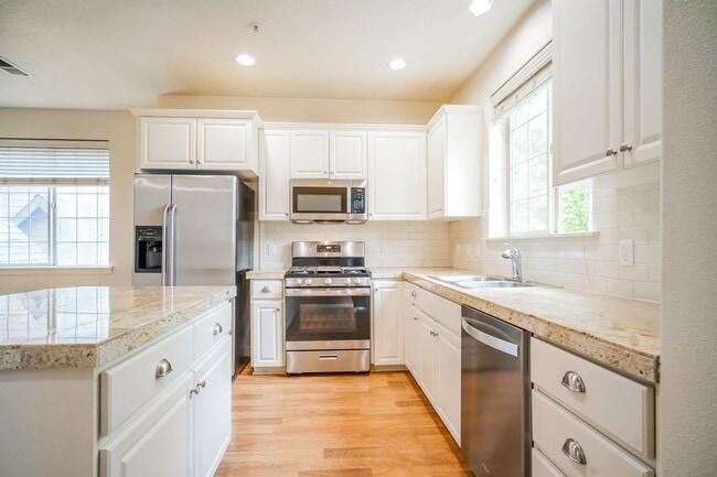 Building Photo - 2/2.5 bth Townhome + Garage + A/C + W/D + Balcony + Pets Welcome!!