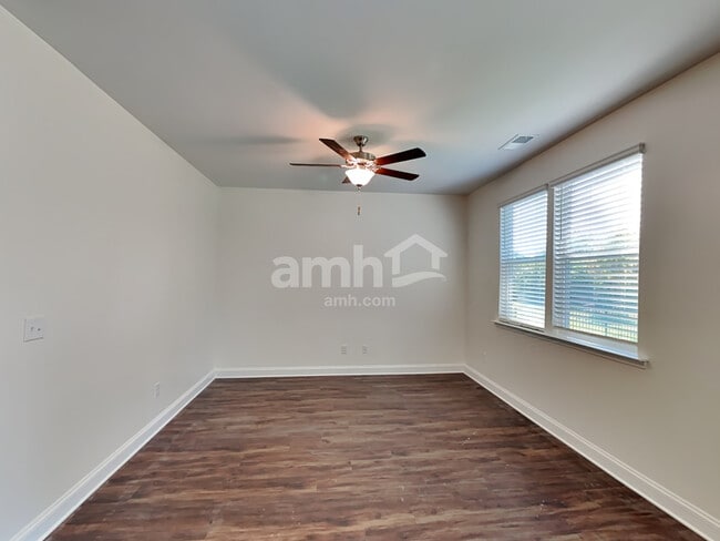 Photo - 556 Rivermist Dr