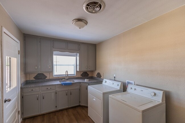 Photo - Cozy 3 Bed 2 Bath Home - Pets on Owner App...