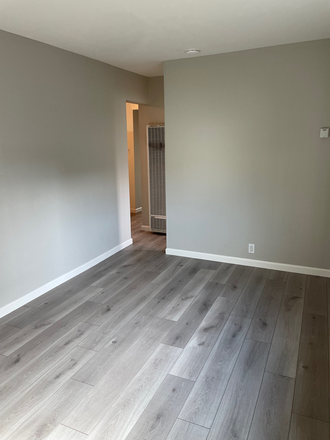Building Photo - A cozy 2 bedroom and 1.5 bathroom duplex in South San Francisco