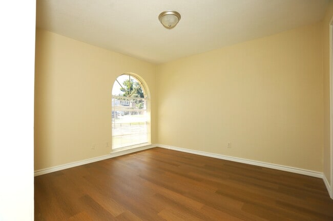 Photo - 206 Banyan Ct