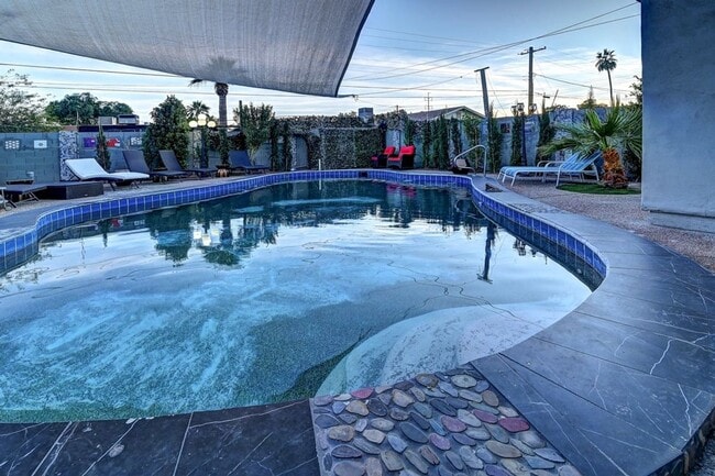 Building Photo - 121 W Balboa Dr