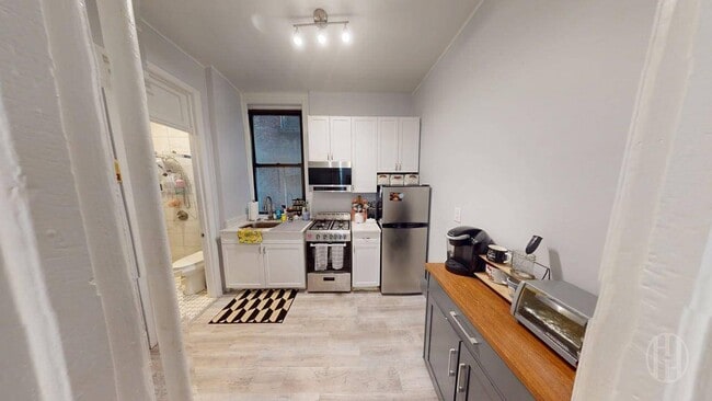 Building Photo - 221 E 83rd St Unit 2R