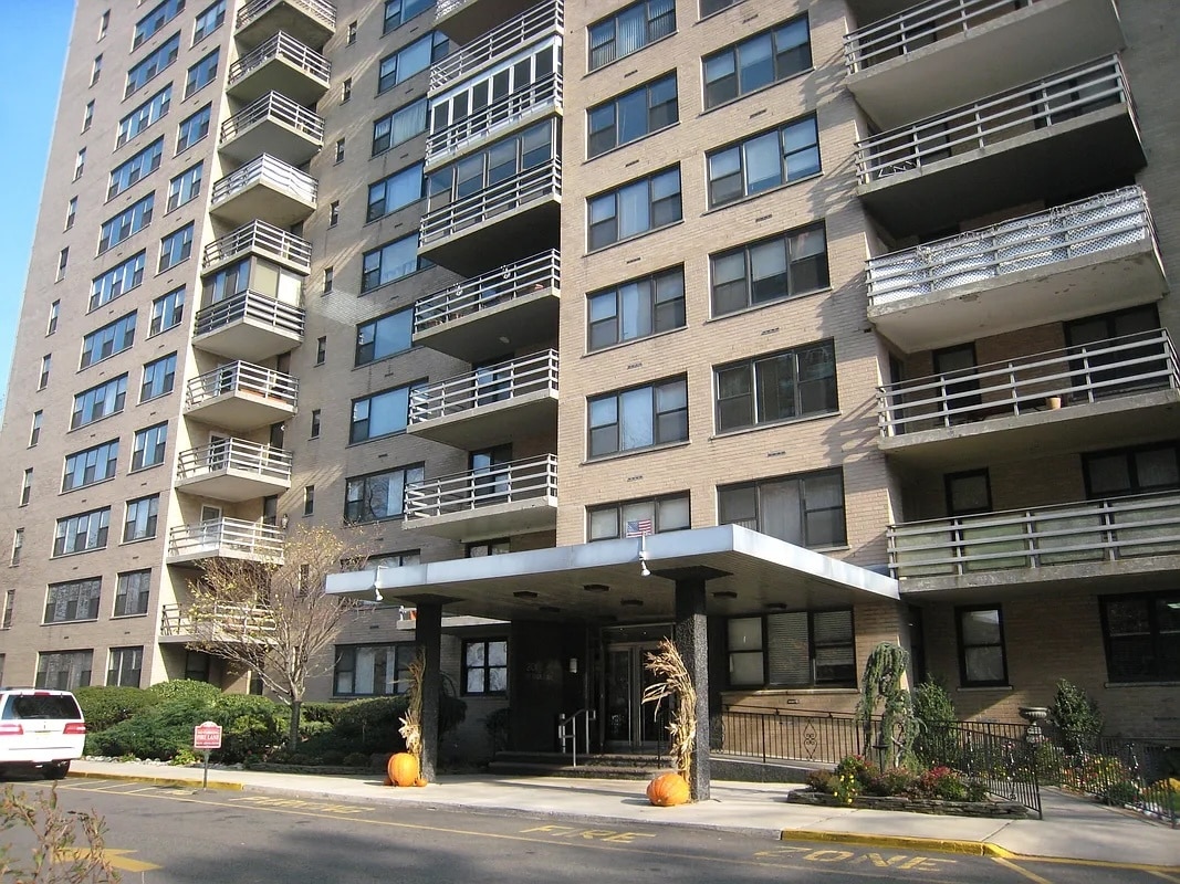 Photo - 225 Saint Pauls Ave
