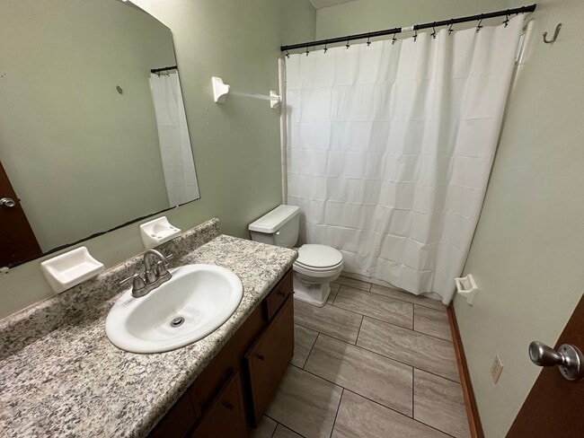 Photo - Brewster Estates unit available NOW! Unidad B