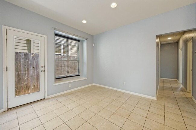 Photo - 138 Wainscot Oak Wy