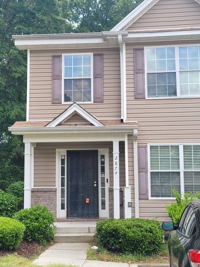 Spacious 3 Bedroom Townhome - Spacious 3 Bedroom Townhome