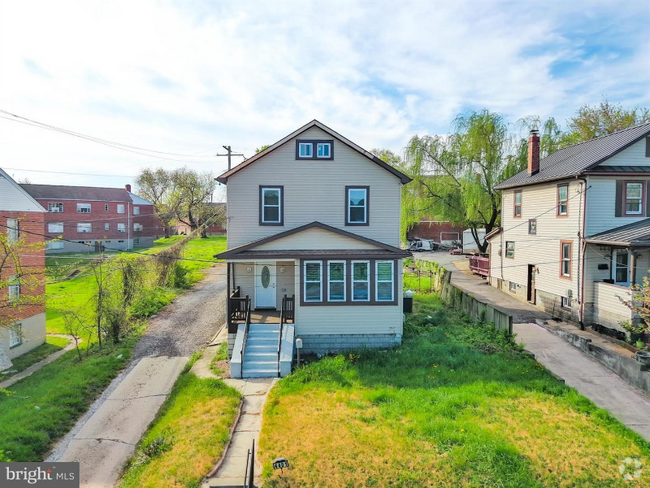 Building Photo - 4401 Wilkens Ave Rental