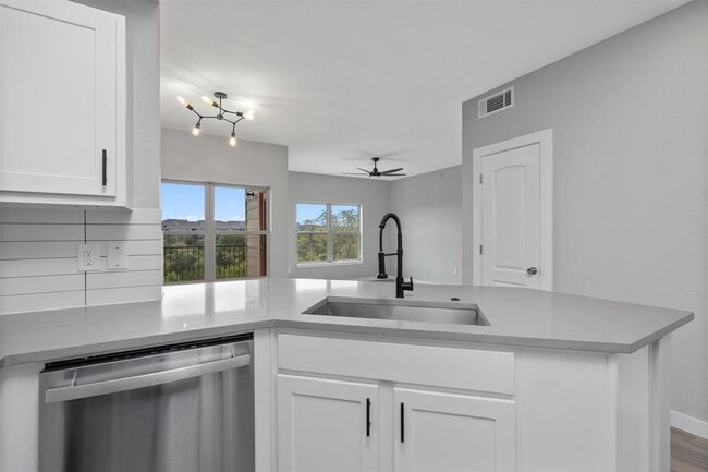 Building Photo - 2320 Gracy Farms Ln Unit 1423 Rental