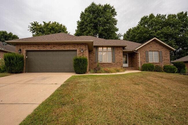 Building Photo - BEAUTIFUL FULLY FENCED HOME IN NIXA SCHOOL...