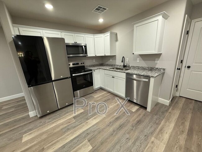 Photo - 117 W Lewis St