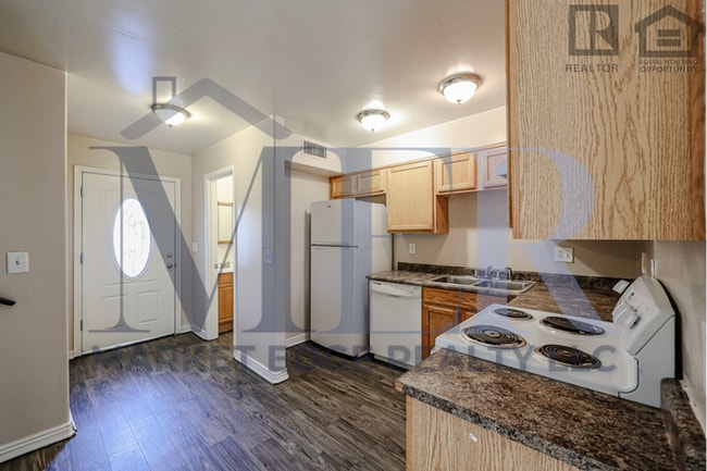 Building Photo - 3Bed/2.5Bath Townhouse at 24th St/Thomas! Move-In ready on 06/11/2026! -- NO HOA!