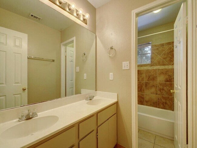 Photo - 910 Keith Ln