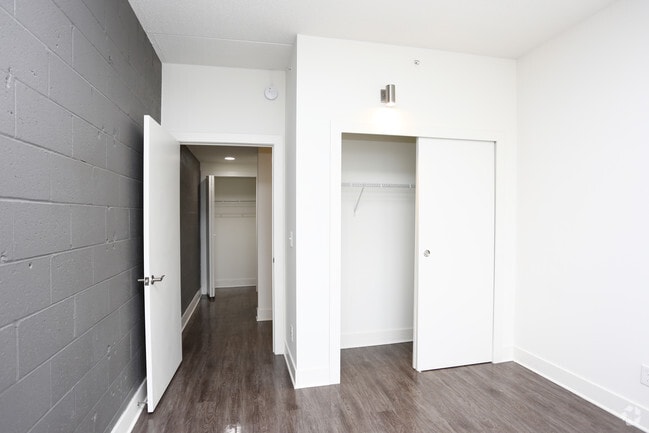 1BR, 1BA - 600 SF - St Regis House Apartments