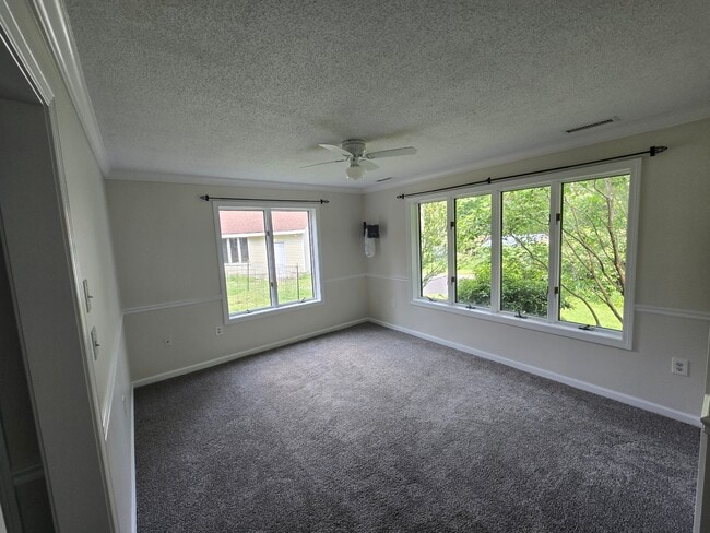 Fotografía del edificio - 66 Horace Greeley Rd Unidad AD