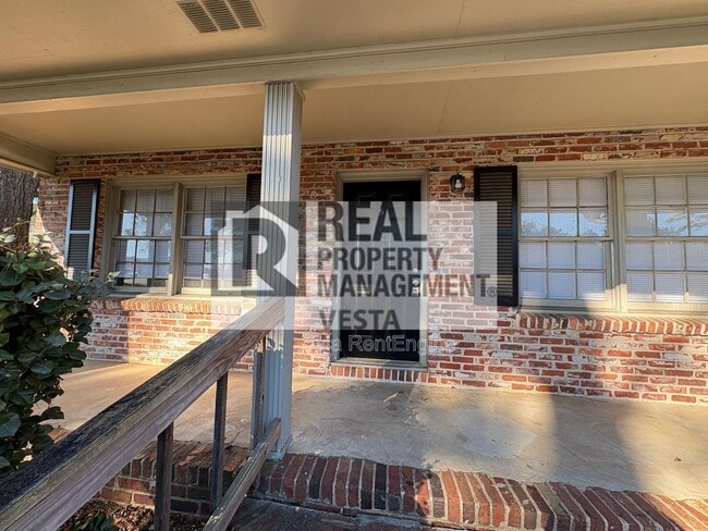 Building Photo - 406 Russell Pkwy Unit 5