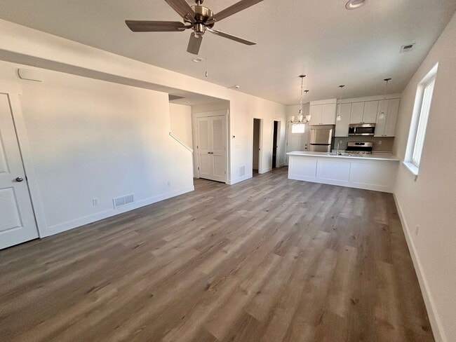 Photo - 1549 Tyram Grv