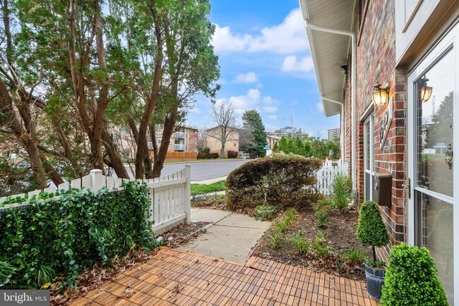 Building Photo - 1949 Kennedy Dr