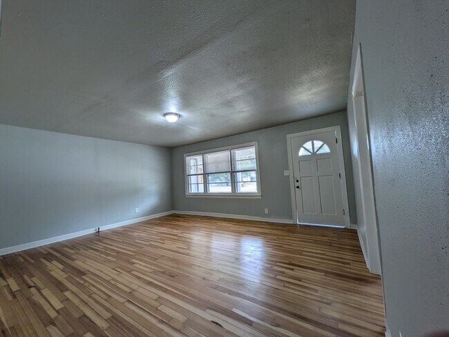 Photo - 327 G St NE