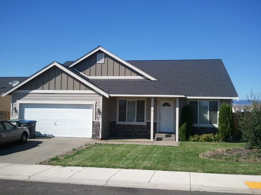 Building Photo - 4 Bed 2 Bath Home with Garage and Yard