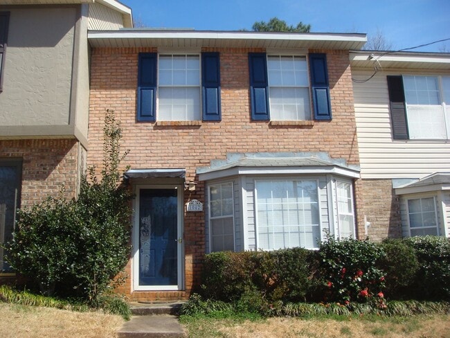 Photo - 1042 Chinook St
