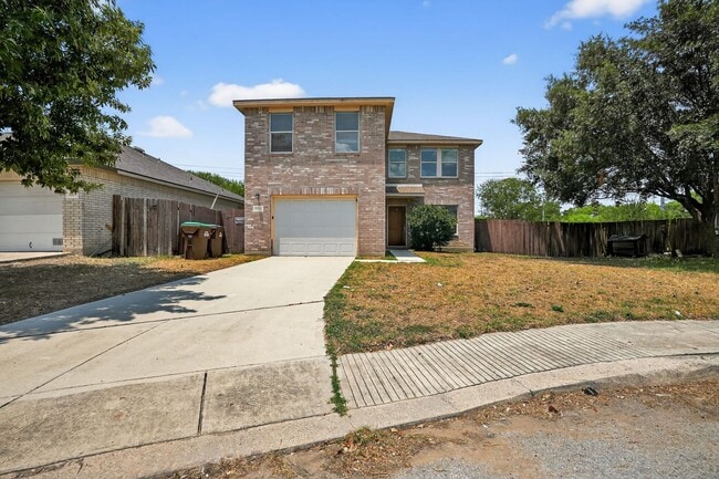 Building Photo - Charming Home with Large Living Room & Ext...