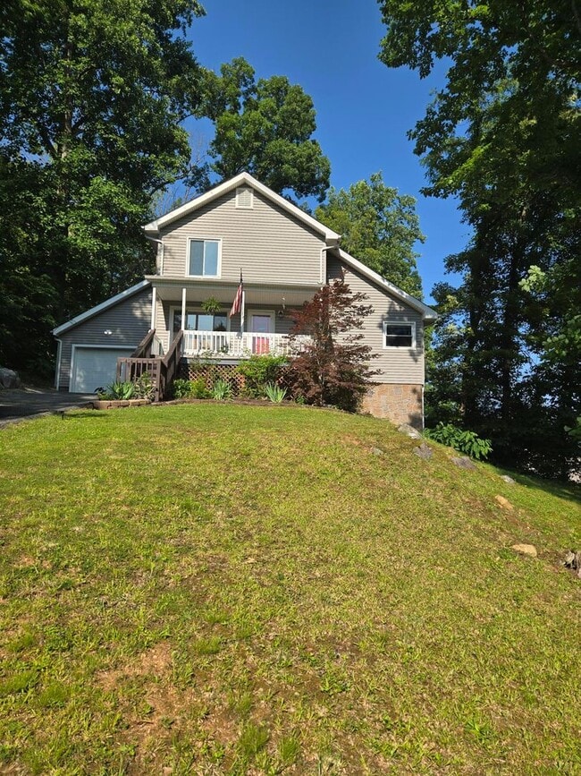 This charming 3-bedroom, 2-bathroom home o... - This charming 3-bedroom, 2-bathroom home o...
