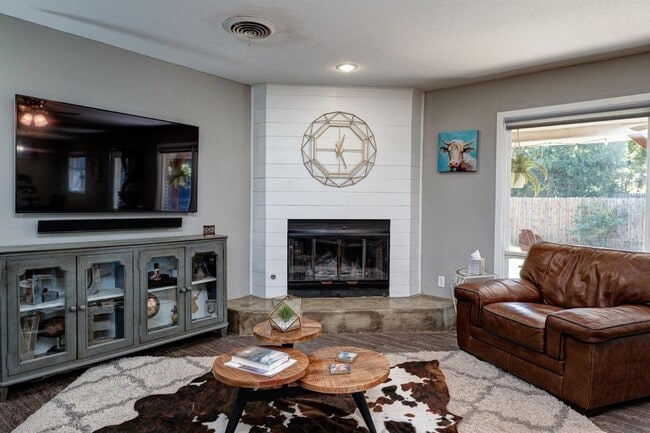 Photo - Pre-Leasing - 3 bed 2 bath